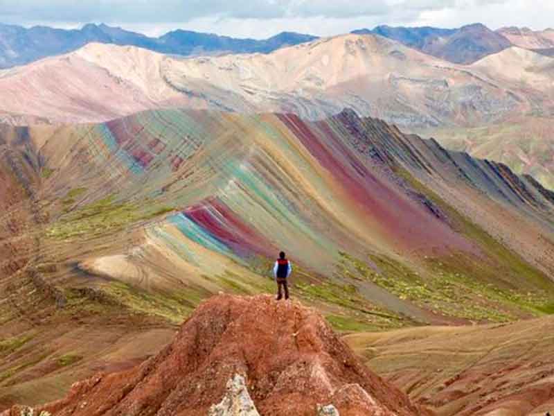 TOUR RAINBOW MOUNTAIN FAULL DAY.