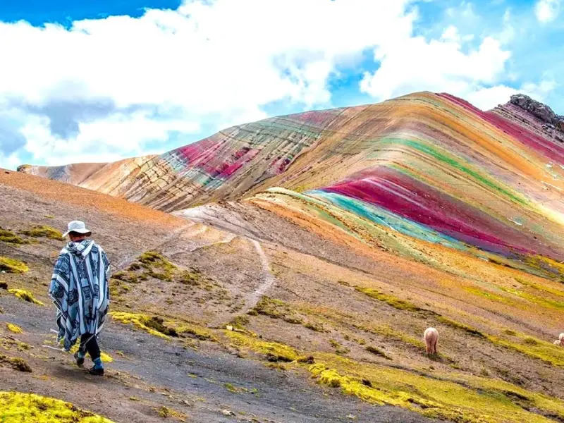 TOUR RAINBOW MOUNTAIN FAULL DAY.