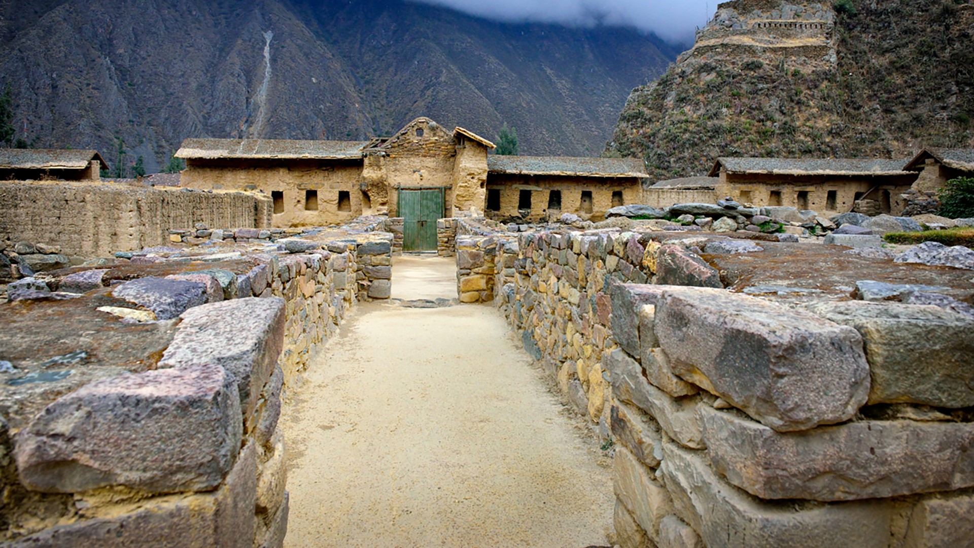 Sacred Valley & Machu Picchu Tour (2 Days / 1 Night)